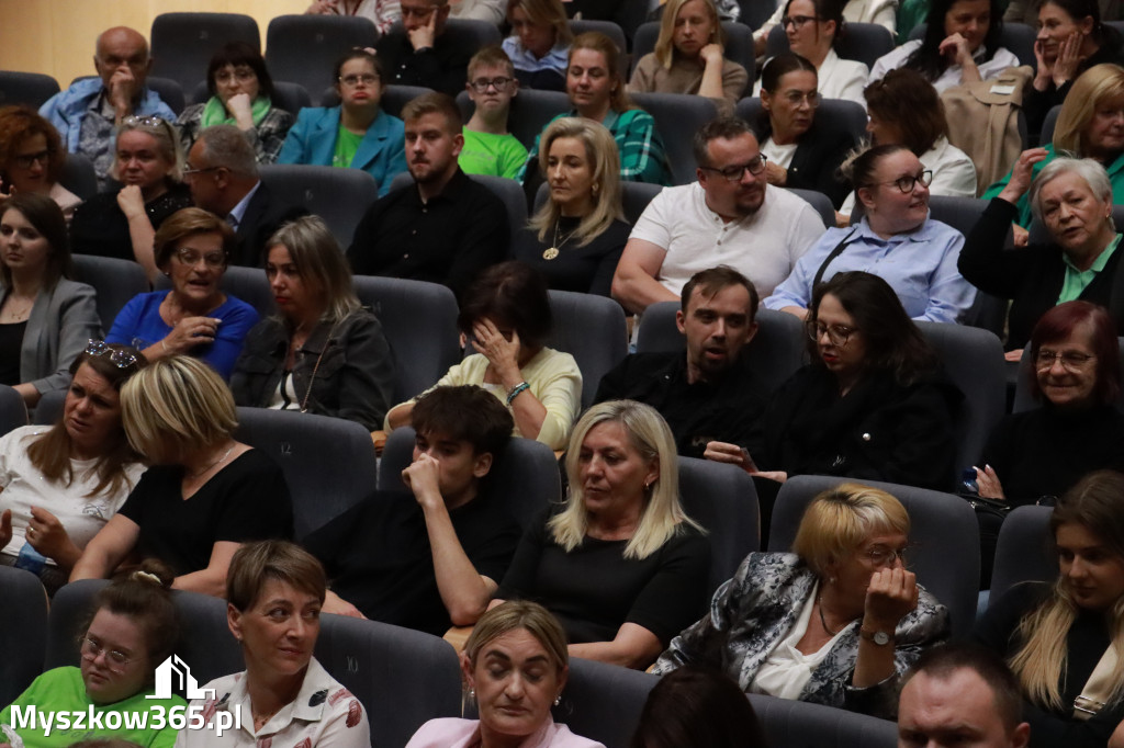 Fotorelacja I: Charytatywny spektakl Leć nisko, biegnij wysoko w MDK Myszków