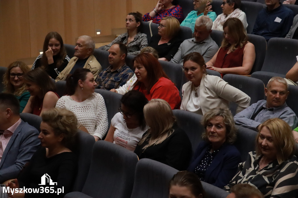 Fotorelacja I: Charytatywny spektakl Leć nisko, biegnij wysoko w MDK Myszków