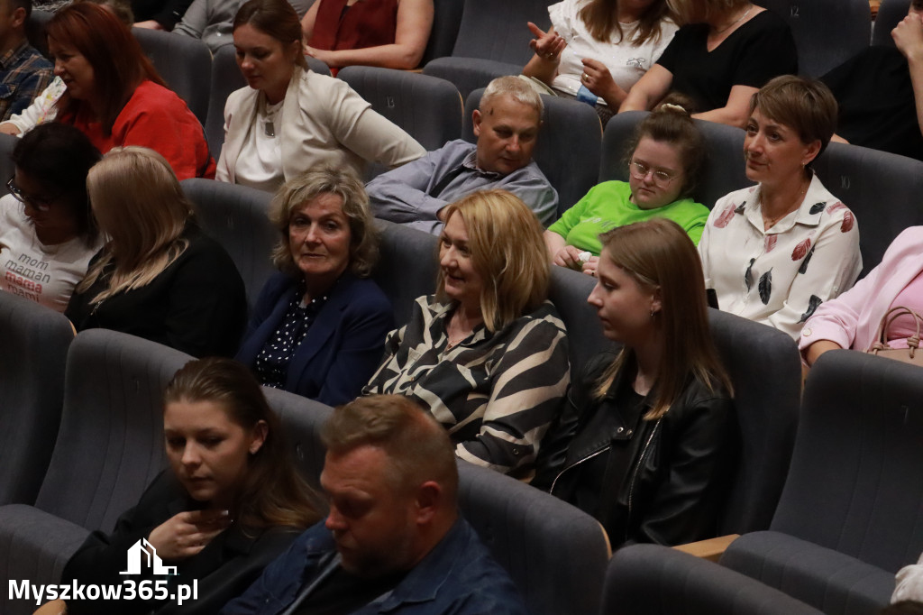 Fotorelacja I: Charytatywny spektakl Leć nisko, biegnij wysoko w MDK Myszków
