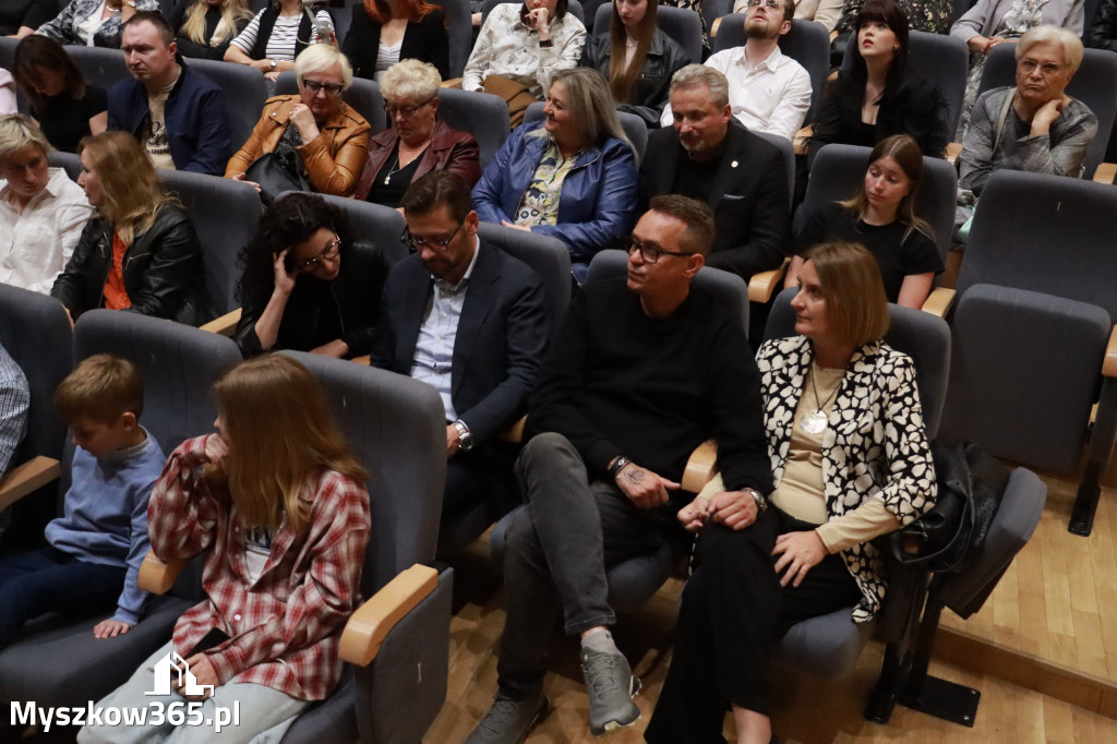 Fotorelacja I: Charytatywny spektakl Leć nisko, biegnij wysoko w MDK Myszków