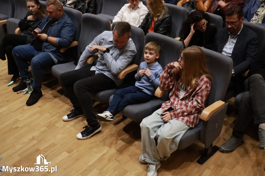 Fotorelacja I: Charytatywny spektakl Leć nisko, biegnij wysoko w MDK Myszków