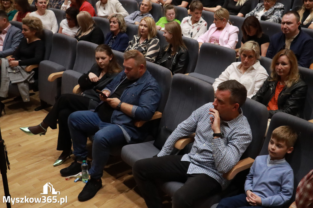 Fotorelacja I: Charytatywny spektakl Leć nisko, biegnij wysoko w MDK Myszków