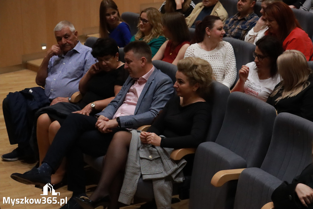 Fotorelacja I: Charytatywny spektakl Leć nisko, biegnij wysoko w MDK Myszków