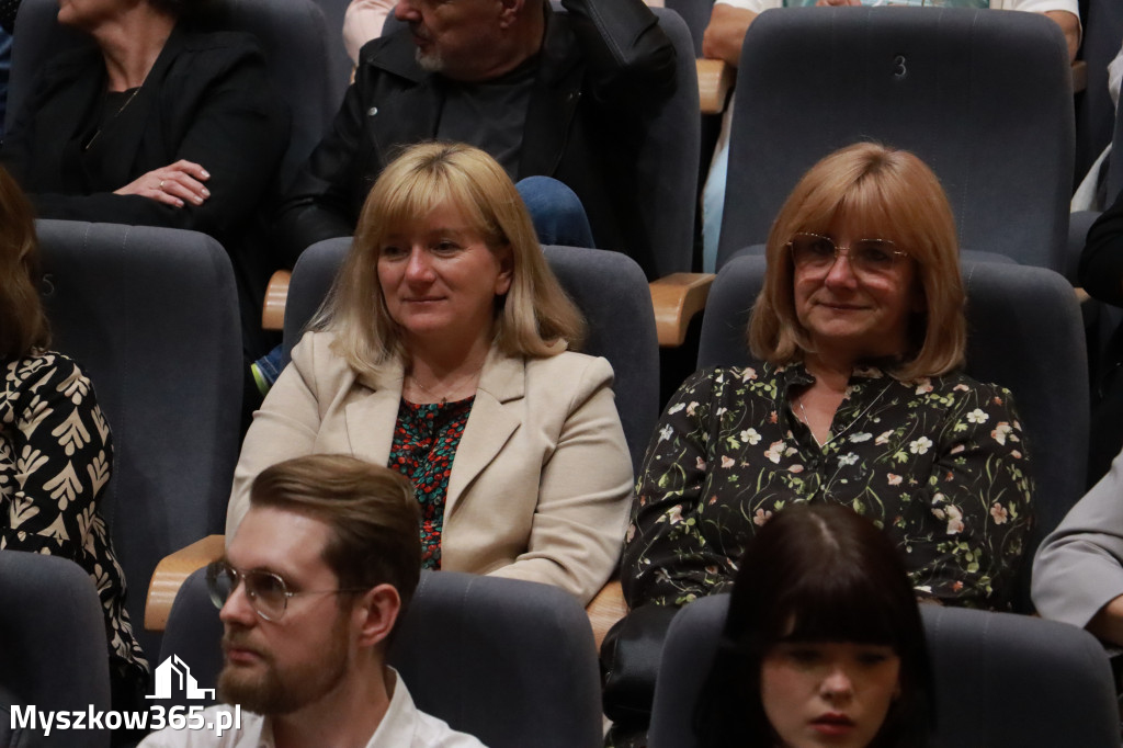 Fotorelacja I: Charytatywny spektakl Leć nisko, biegnij wysoko w MDK Myszków