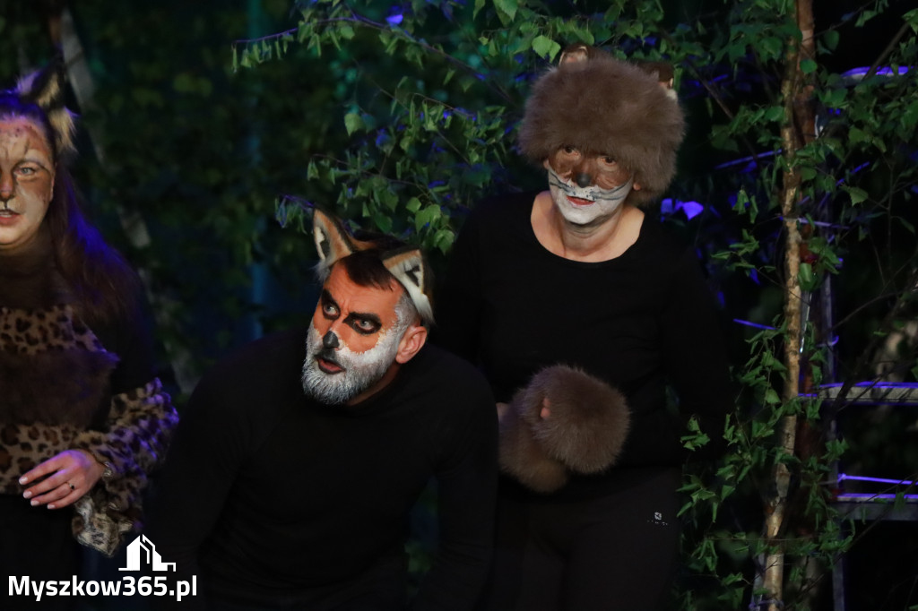 Fotorelacja I: Charytatywny spektakl Leć nisko, biegnij wysoko w MDK Myszków