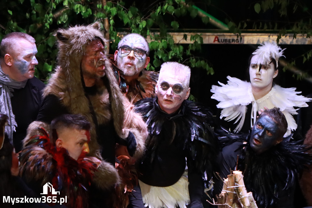 Fotorelacja II: Charytatywny spektakl Leć nisko, biegnij wysoko w MDK Myszków
