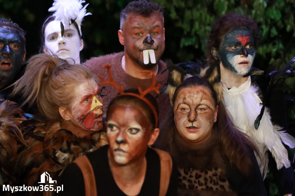 Fotorelacja II: Charytatywny spektakl Leć nisko, biegnij wysoko w MDK Myszków