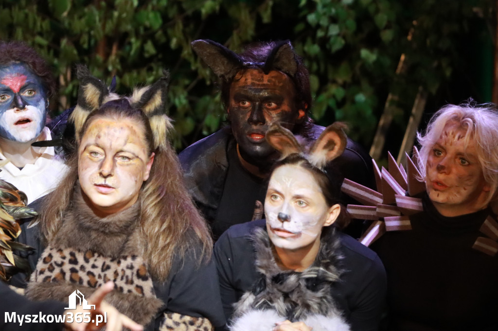 Fotorelacja II: Charytatywny spektakl Leć nisko, biegnij wysoko w MDK Myszków