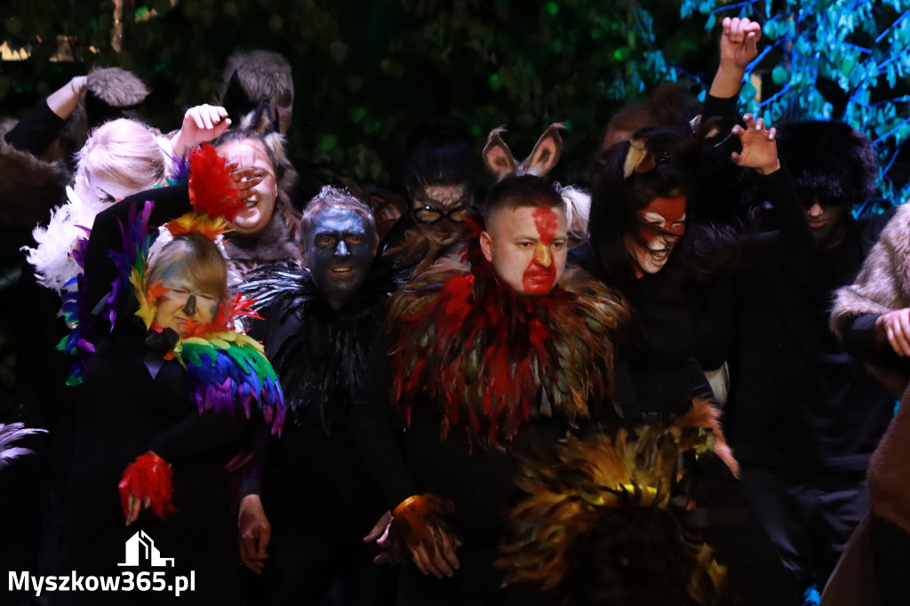 Fotorelacja II: Charytatywny spektakl Leć nisko, biegnij wysoko w MDK Myszków