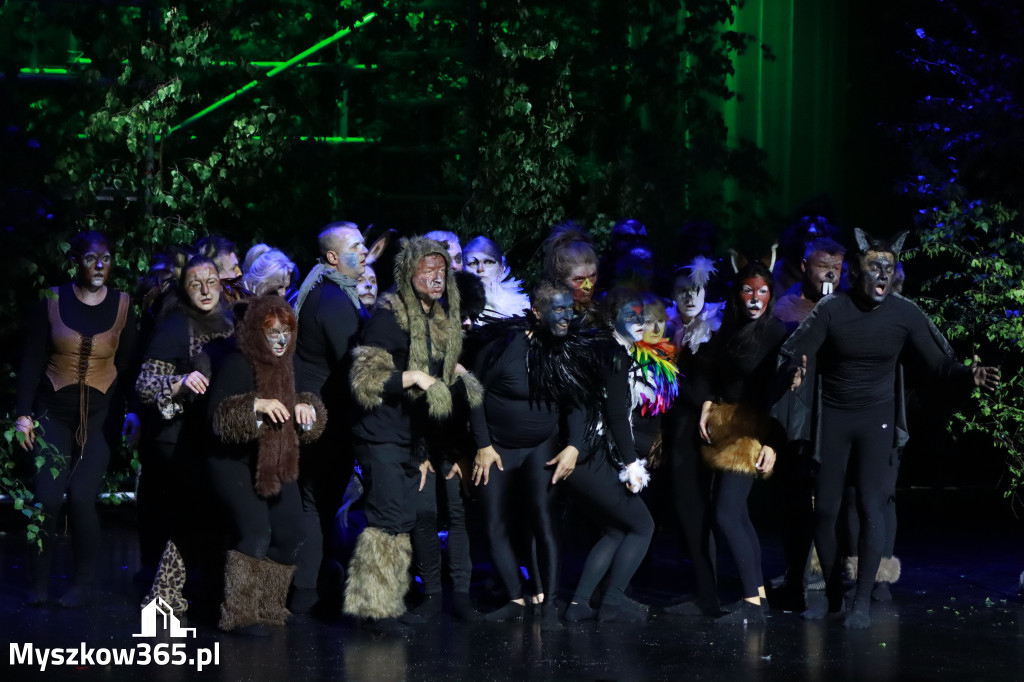 Fotorelacja II: Charytatywny spektakl Leć nisko, biegnij wysoko w MDK Myszków