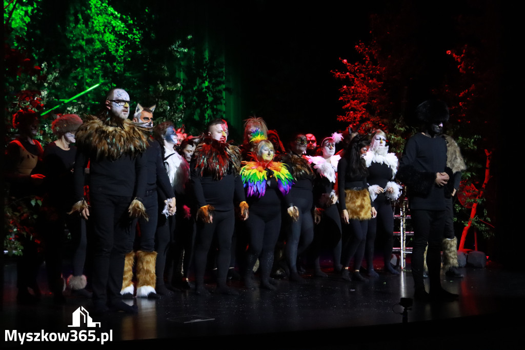 Fotorelacja II: Charytatywny spektakl Leć nisko, biegnij wysoko w MDK Myszków