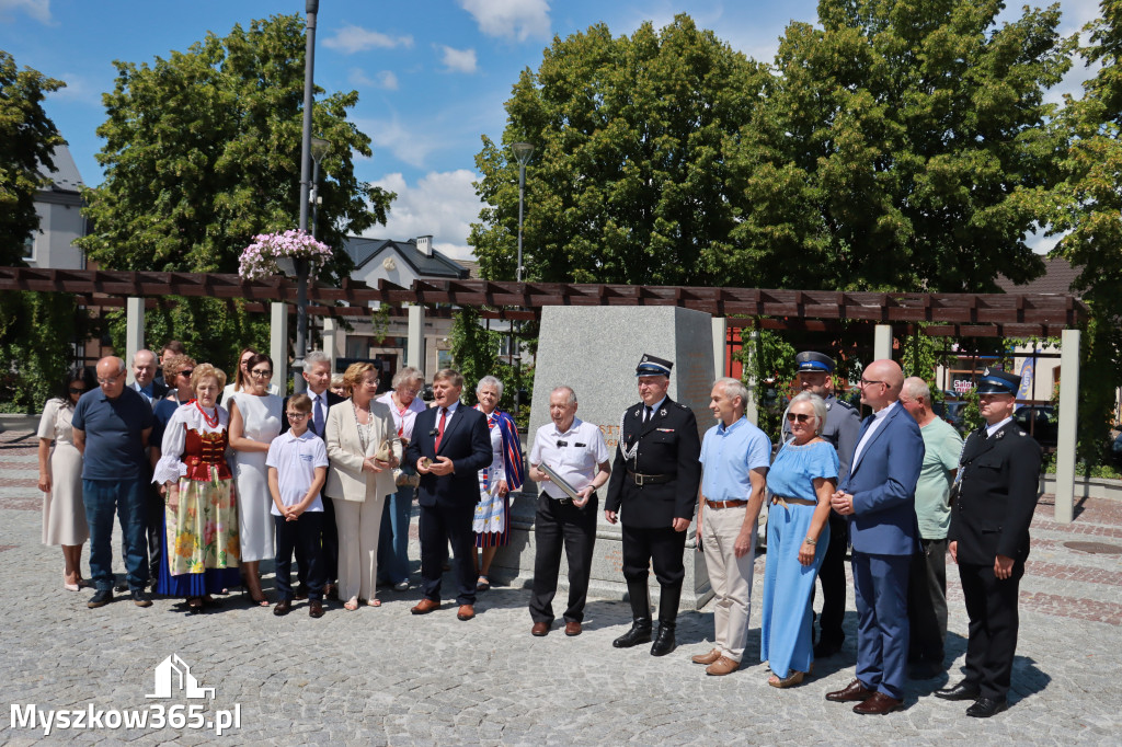 Fotorelacja: Umieszczenie w cokole pomnika Krystyna z Koziegłów kapsuły czasu