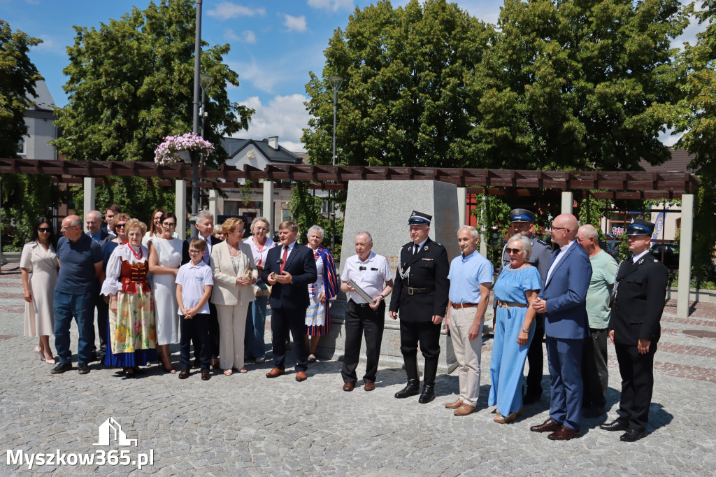 Fotorelacja: Umieszczenie w cokole pomnika Krystyna z Koziegłów kapsuły czasu
