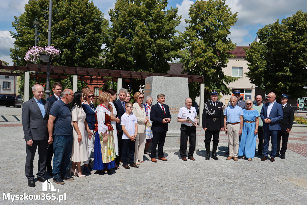 Fotorelacja: Umieszczenie w cokole pomnika Krystyna z Koziegłów kapsuły czasu