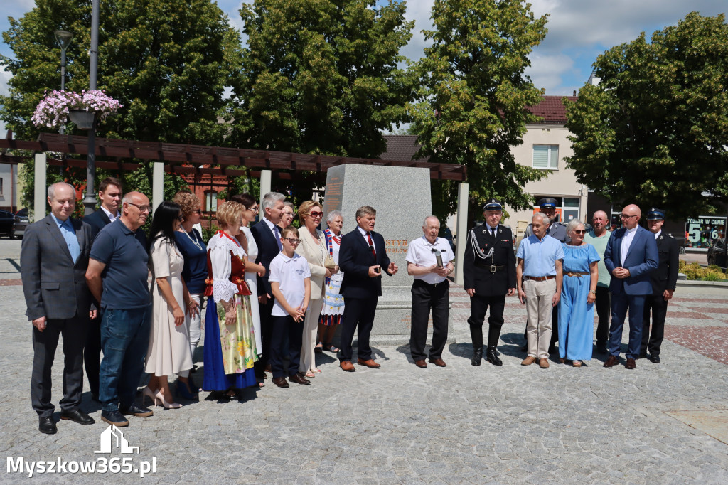 Fotorelacja: Umieszczenie w cokole pomnika Krystyna z Koziegłów kapsuły czasu