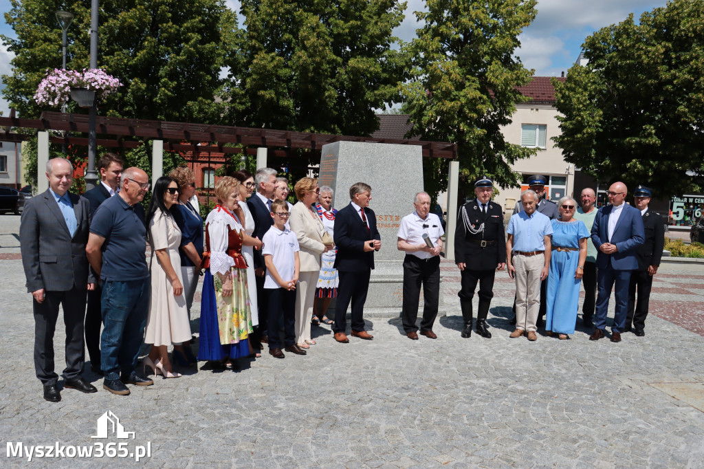 Fotorelacja: Umieszczenie w cokole pomnika Krystyna z Koziegłów kapsuły czasu