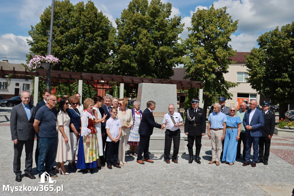 Fotorelacja: Umieszczenie w cokole pomnika Krystyna z Koziegłów kapsuły czasu