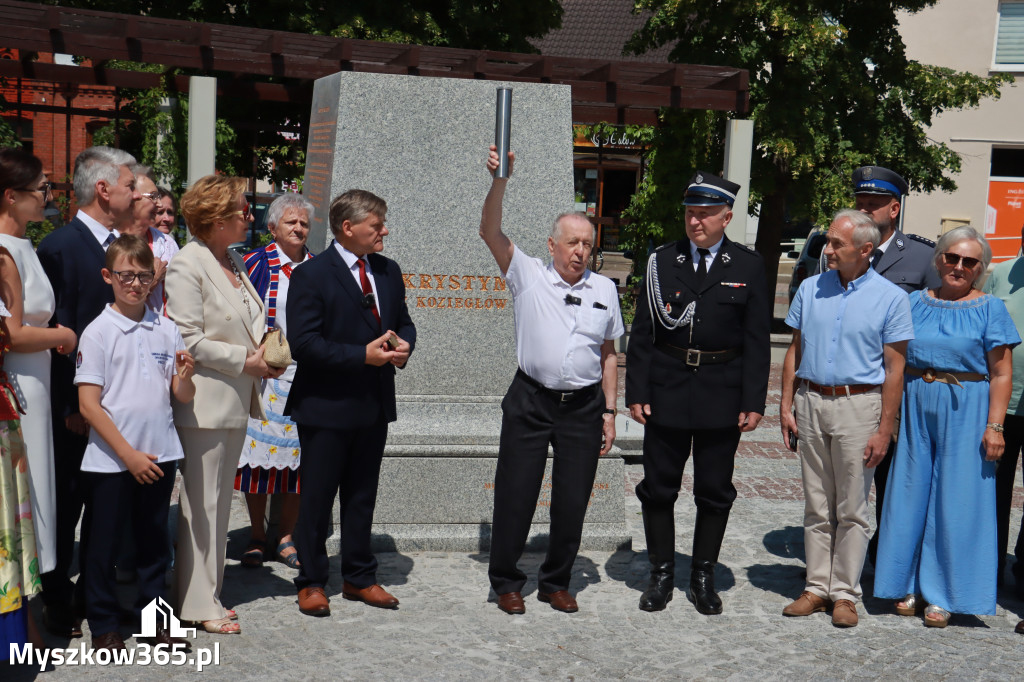 Fotorelacja: Umieszczenie w cokole pomnika Krystyna z Koziegłów kapsuły czasu