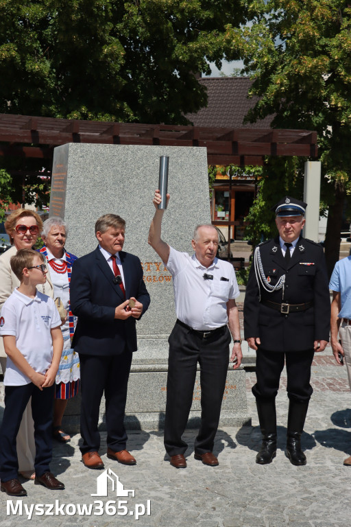 Fotorelacja: Umieszczenie w cokole pomnika Krystyna z Koziegłów kapsuły czasu