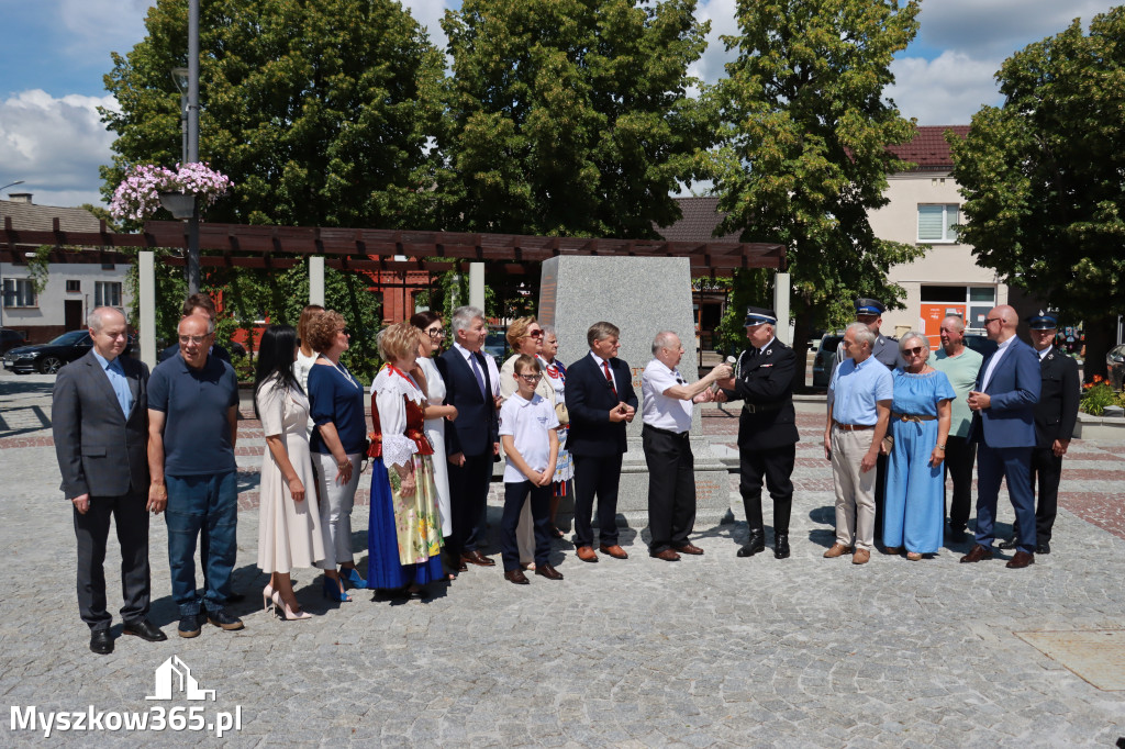 Fotorelacja: Umieszczenie w cokole pomnika Krystyna z Koziegłów kapsuły czasu