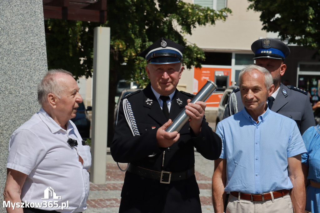 Fotorelacja: Umieszczenie w cokole pomnika Krystyna z Koziegłów kapsuły czasu