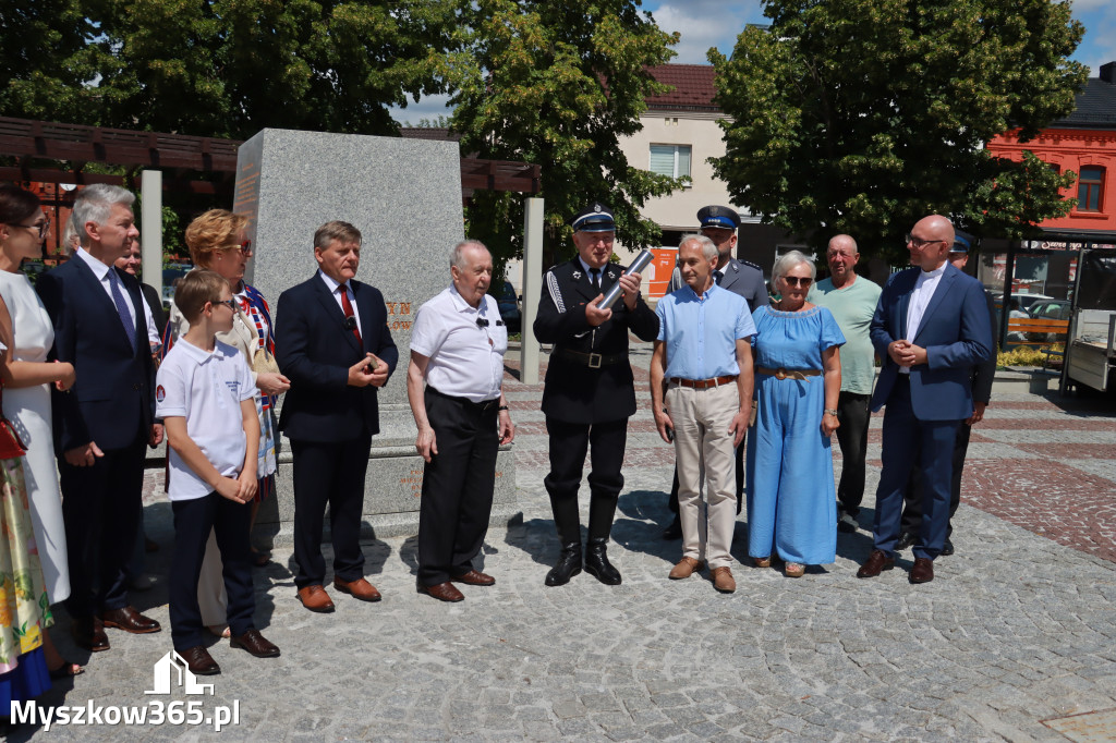 Fotorelacja: Umieszczenie w cokole pomnika Krystyna z Koziegłów kapsuły czasu