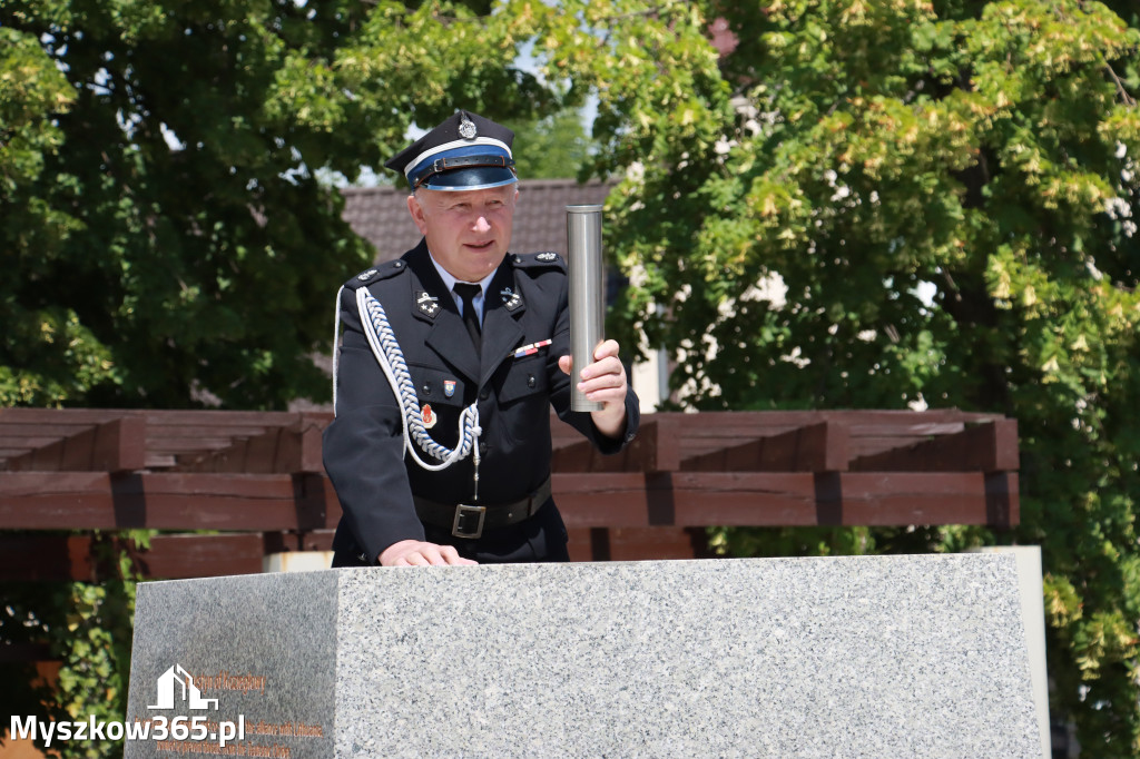 Fotorelacja: Umieszczenie w cokole pomnika Krystyna z Koziegłów kapsuły czasu