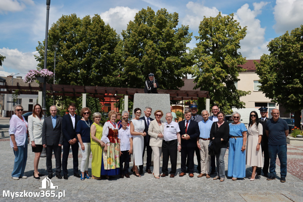 Fotorelacja: Umieszczenie w cokole pomnika Krystyna z Koziegłów kapsuły czasu
