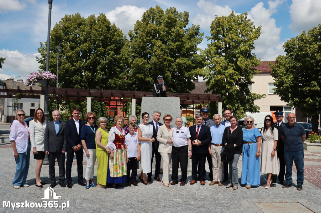 Fotorelacja: Umieszczenie w cokole pomnika Krystyna z Koziegłów kapsuły czasu