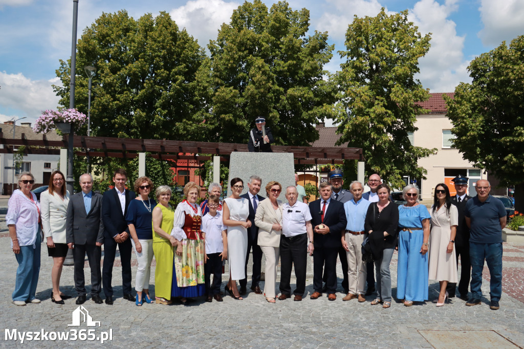 Fotorelacja: Umieszczenie w cokole pomnika Krystyna z Koziegłów kapsuły czasu