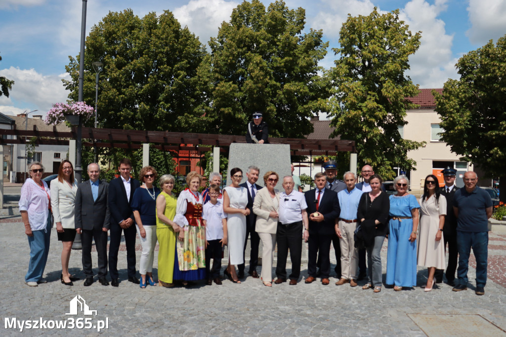 Fotorelacja: Umieszczenie w cokole pomnika Krystyna z Koziegłów kapsuły czasu