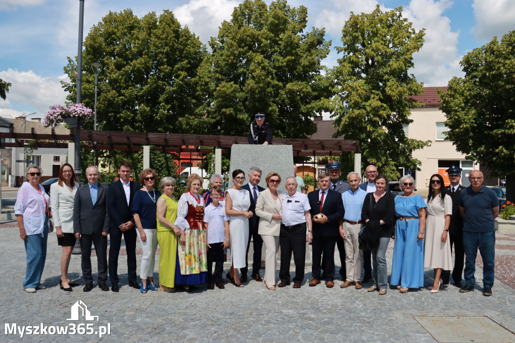 Fotorelacja: Umieszczenie w cokole pomnika Krystyna z Koziegłów kapsuły czasu