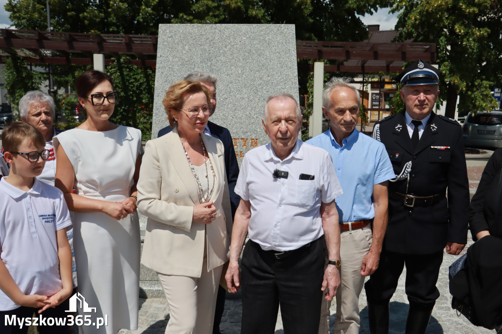 Fotorelacja: Umieszczenie w cokole pomnika Krystyna z Koziegłów kapsuły czasu