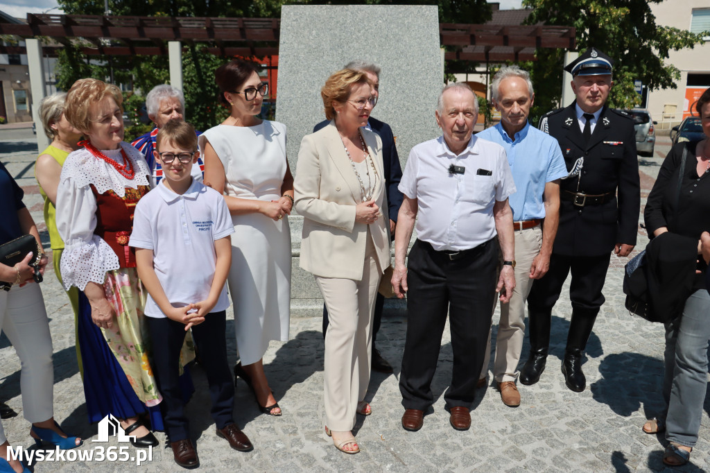 Fotorelacja: Umieszczenie w cokole pomnika Krystyna z Koziegłów kapsuły czasu