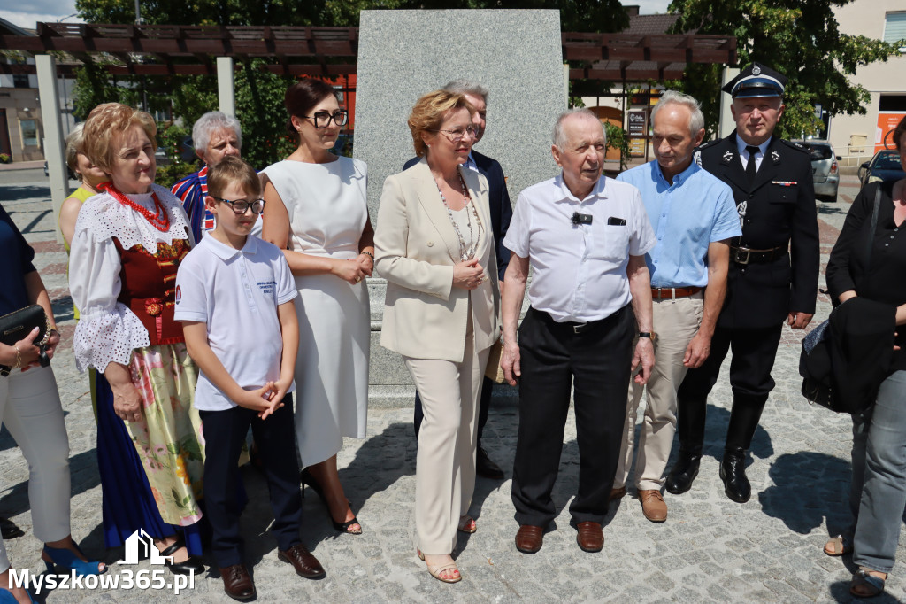 Fotorelacja: Umieszczenie w cokole pomnika Krystyna z Koziegłów kapsuły czasu