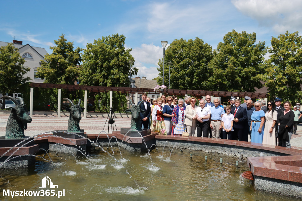 Fotorelacja: Umieszczenie w cokole pomnika Krystyna z Koziegłów kapsuły czasu