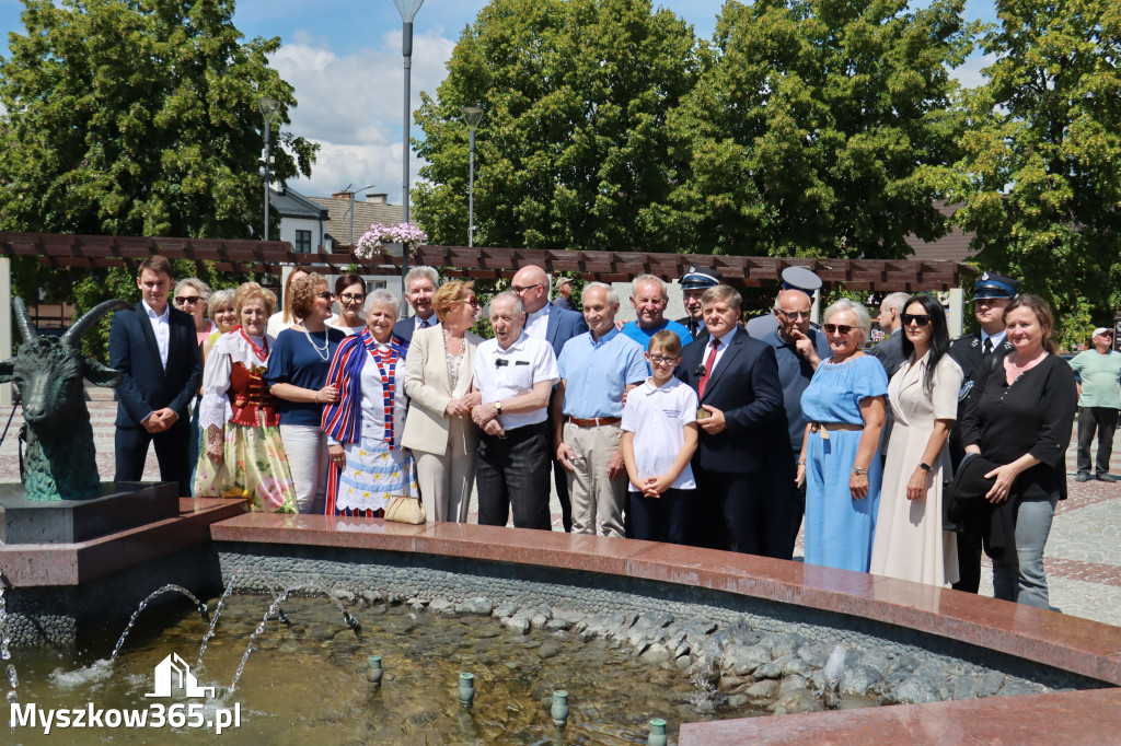 Fotorelacja: Umieszczenie w cokole pomnika Krystyna z Koziegłów kapsuły czasu