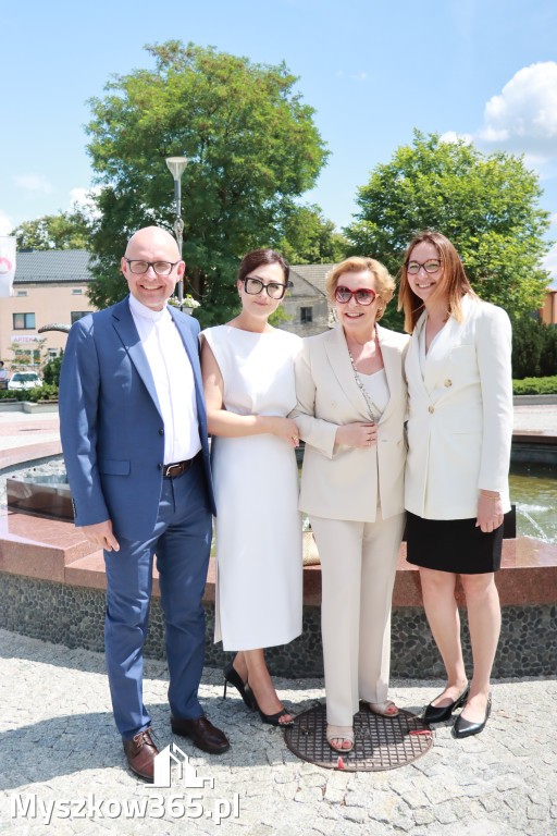 Fotorelacja: Umieszczenie w cokole pomnika Krystyna z Koziegłów kapsuły czasu