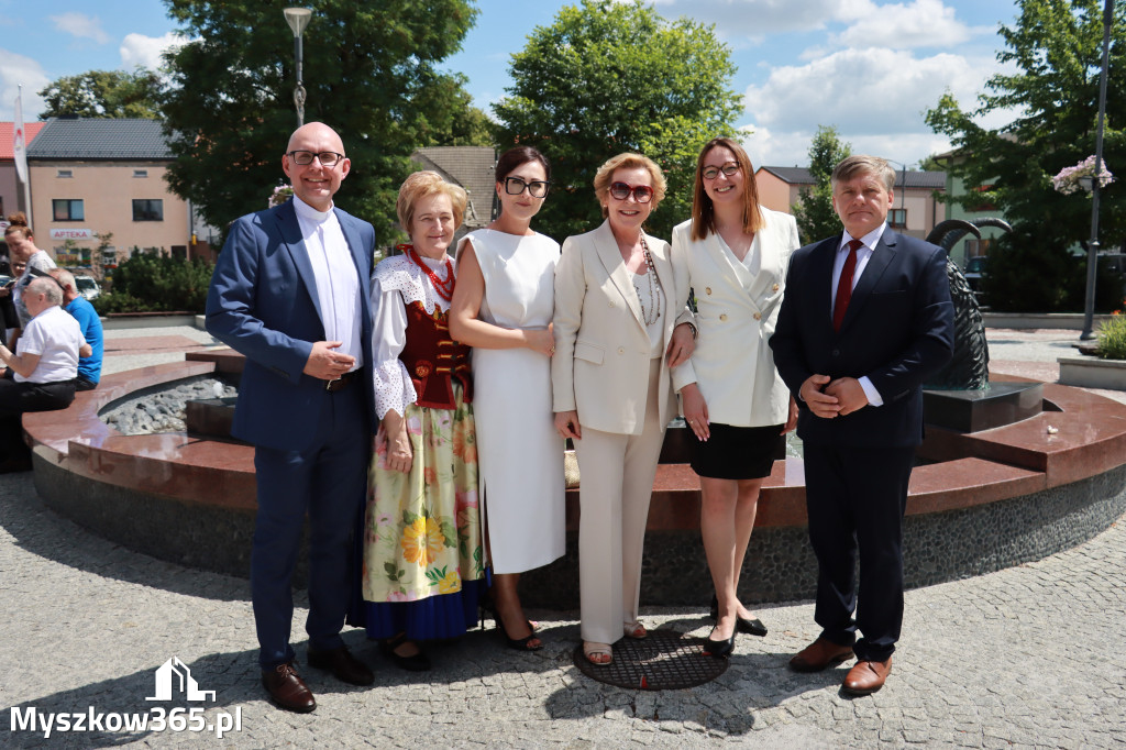 Fotorelacja: Umieszczenie w cokole pomnika Krystyna z Koziegłów kapsuły czasu