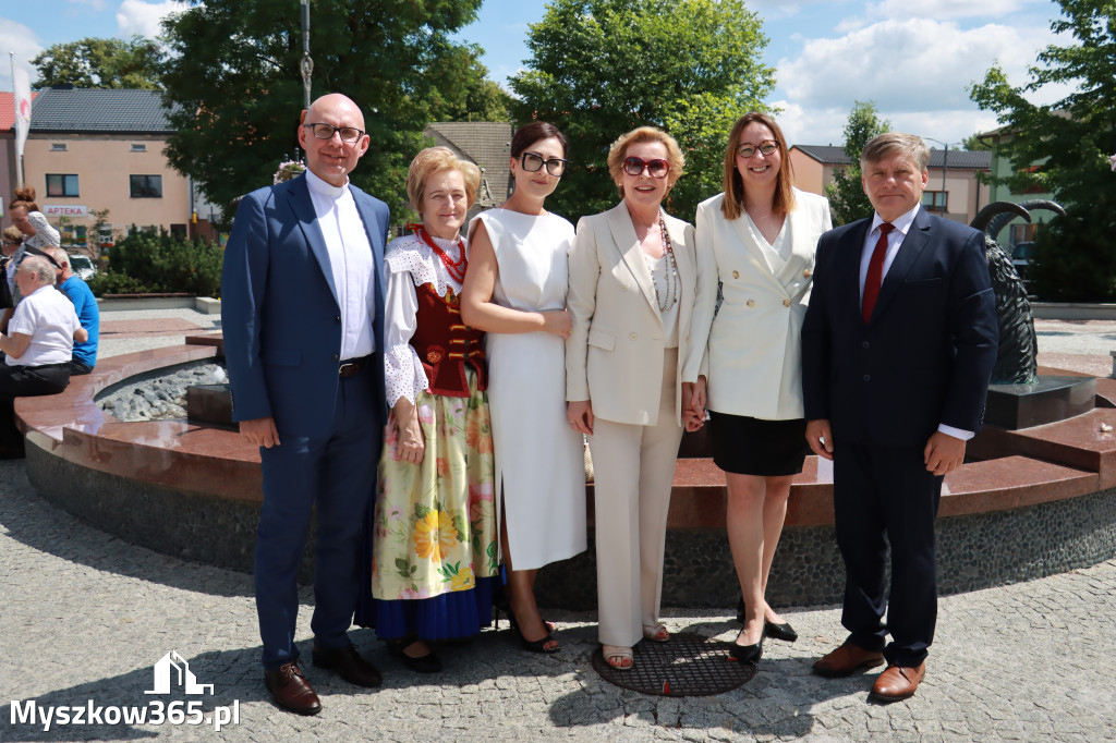 Fotorelacja: Umieszczenie w cokole pomnika Krystyna z Koziegłów kapsuły czasu