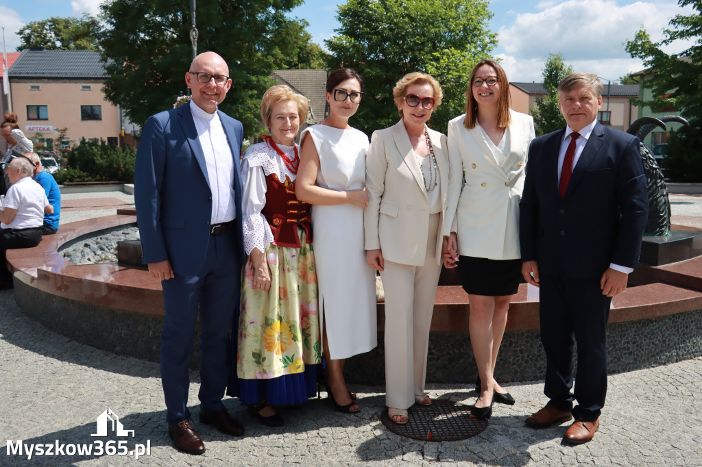 Fotorelacja: Umieszczenie w cokole pomnika Krystyna z Koziegłów kapsuły czasu