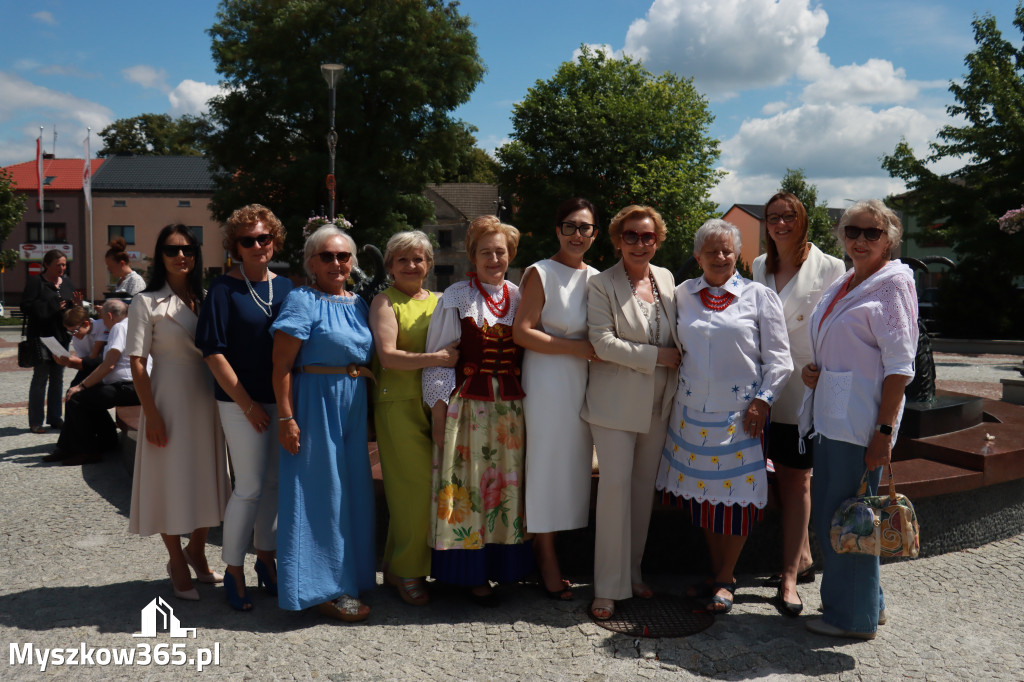 Fotorelacja: Umieszczenie w cokole pomnika Krystyna z Koziegłów kapsuły czasu