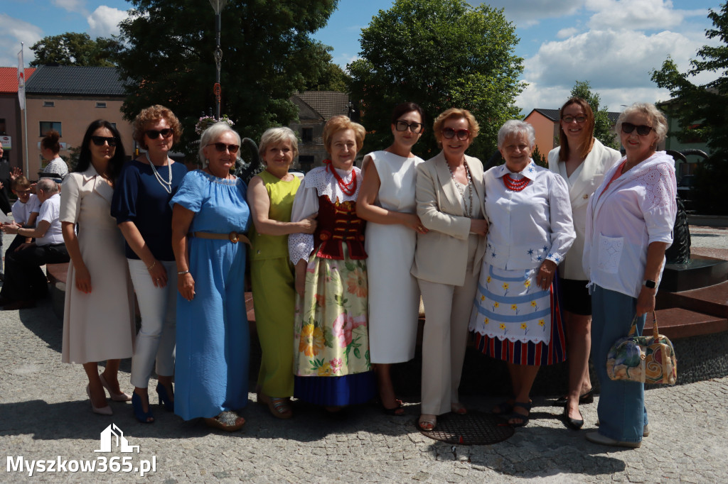 Fotorelacja: Umieszczenie w cokole pomnika Krystyna z Koziegłów kapsuły czasu
