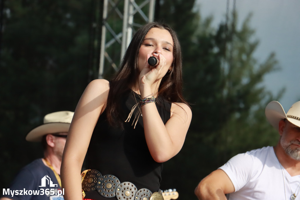 Fotorelacja IX: Występ Mai Boguckiej i zespołu Droga na Ostrołękę - Festiwal z Kopyta w Gniazdowie