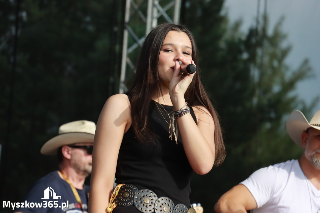 Fotorelacja IX: Występ Mai Boguckiej i zespołu Droga na Ostrołękę - Festiwal z Kopyta w Gniazdowie