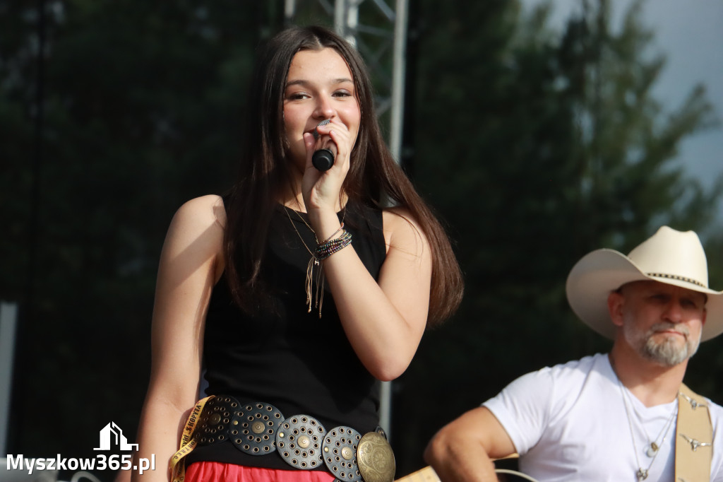 Fotorelacja IX: Występ Mai Boguckiej i zespołu Droga na Ostrołękę - Festiwal z Kopyta w Gniazdowie