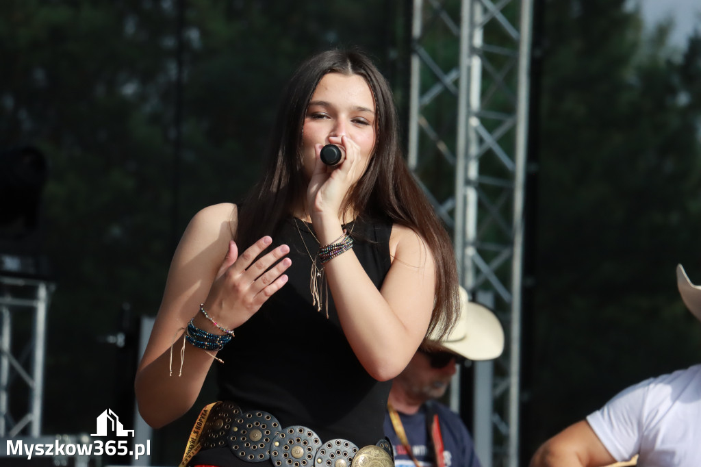 Fotorelacja IX: Występ Mai Boguckiej i zespołu Droga na Ostrołękę - Festiwal z Kopyta w Gniazdowie