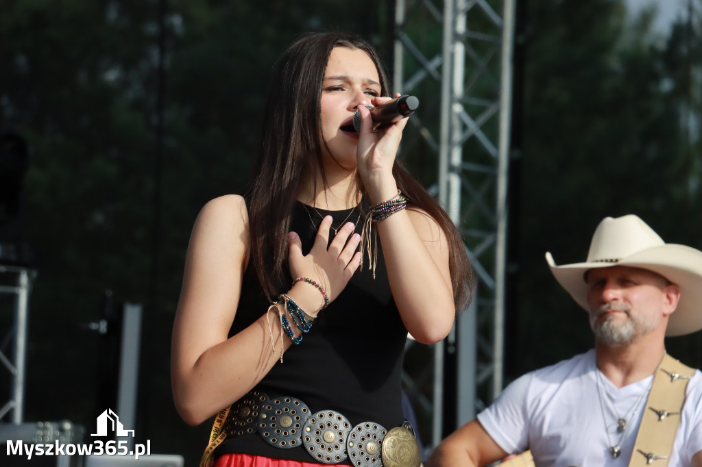 Fotorelacja IX: Występ Mai Boguckiej i zespołu Droga na Ostrołękę - Festiwal z Kopyta w Gniazdowie