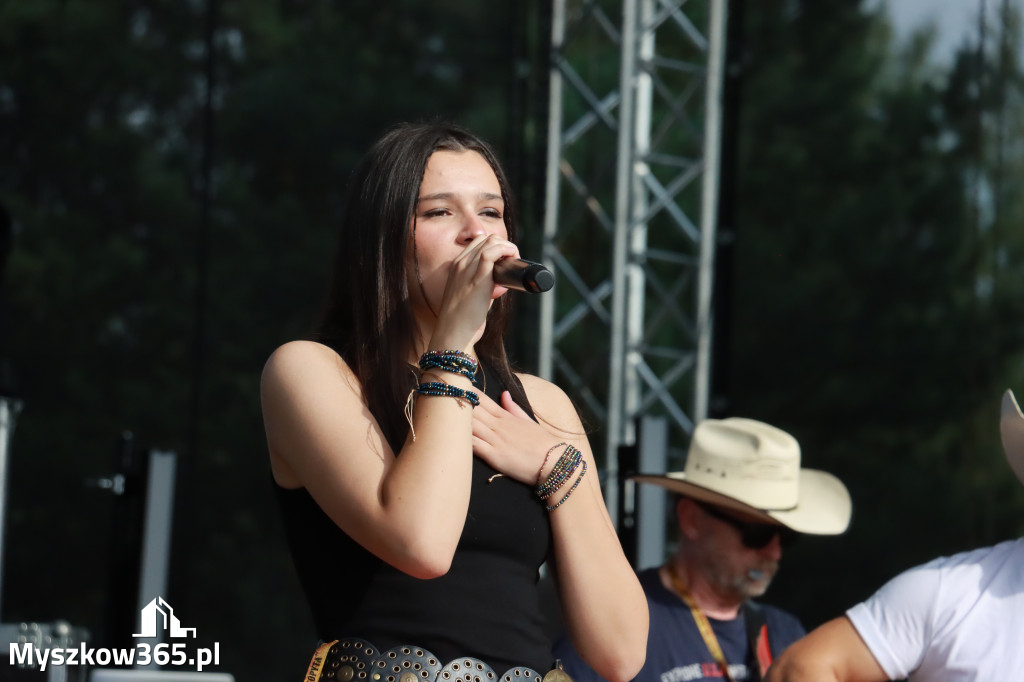 Fotorelacja IX: Występ Mai Boguckiej i zespołu Droga na Ostrołękę - Festiwal z Kopyta w Gniazdowie