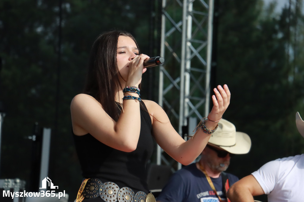 Fotorelacja IX: Występ Mai Boguckiej i zespołu Droga na Ostrołękę - Festiwal z Kopyta w Gniazdowie